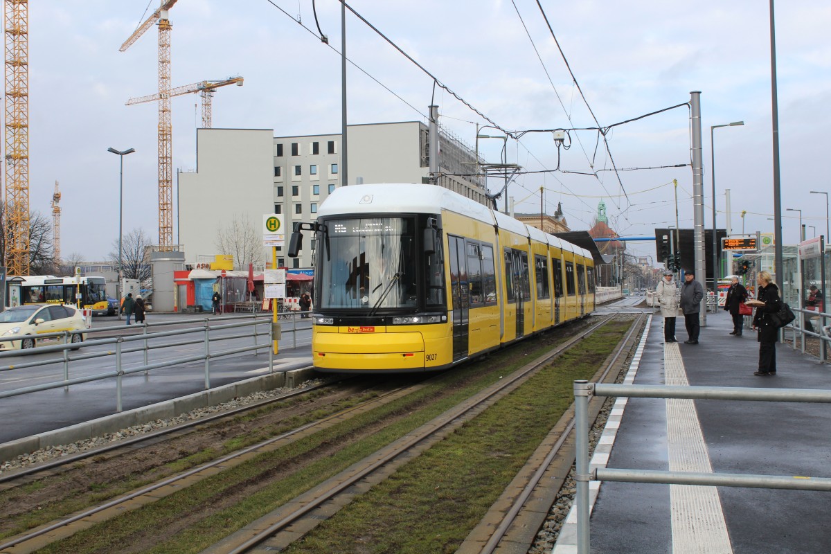 Berlin BVG SL M5 (Bombardier-GT8-11ZRL 9027) Invalidenstrasse / Hauptbahnhof am 1. März 2015.