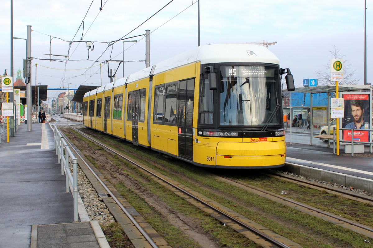 Berlin BVG SL M5 (Bombardier-GT8-11ZRL 9011) Invalidenstrasse / Hauptbahnhof am 1. März 2015.