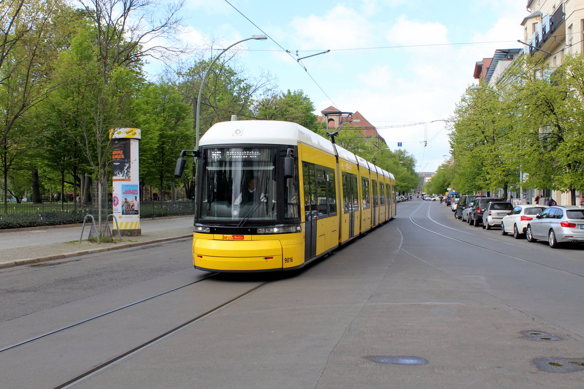 Berlin BVG SL M5 (GT8-08ZRL 9016) Mitte, Oranienburger Straße / Monbijouplatz am 22. April 2017.