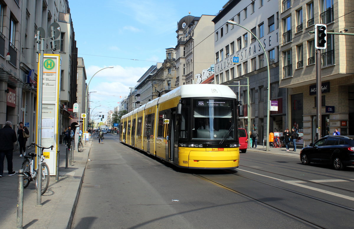 Berlin BVG SL M5 (GT8-11ZRL 9009 (Bombardier 2014)) Mitte, Chausseestraße (Hst. U Naturkundemuseum) am 22. April 2016.
