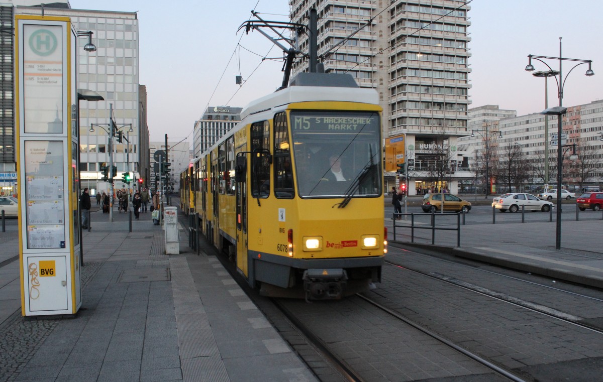 Berlin BVG SL M5 (KT4D 6078) Alexanderstrasse / Alexanderplatz am 28. Februar 2015.