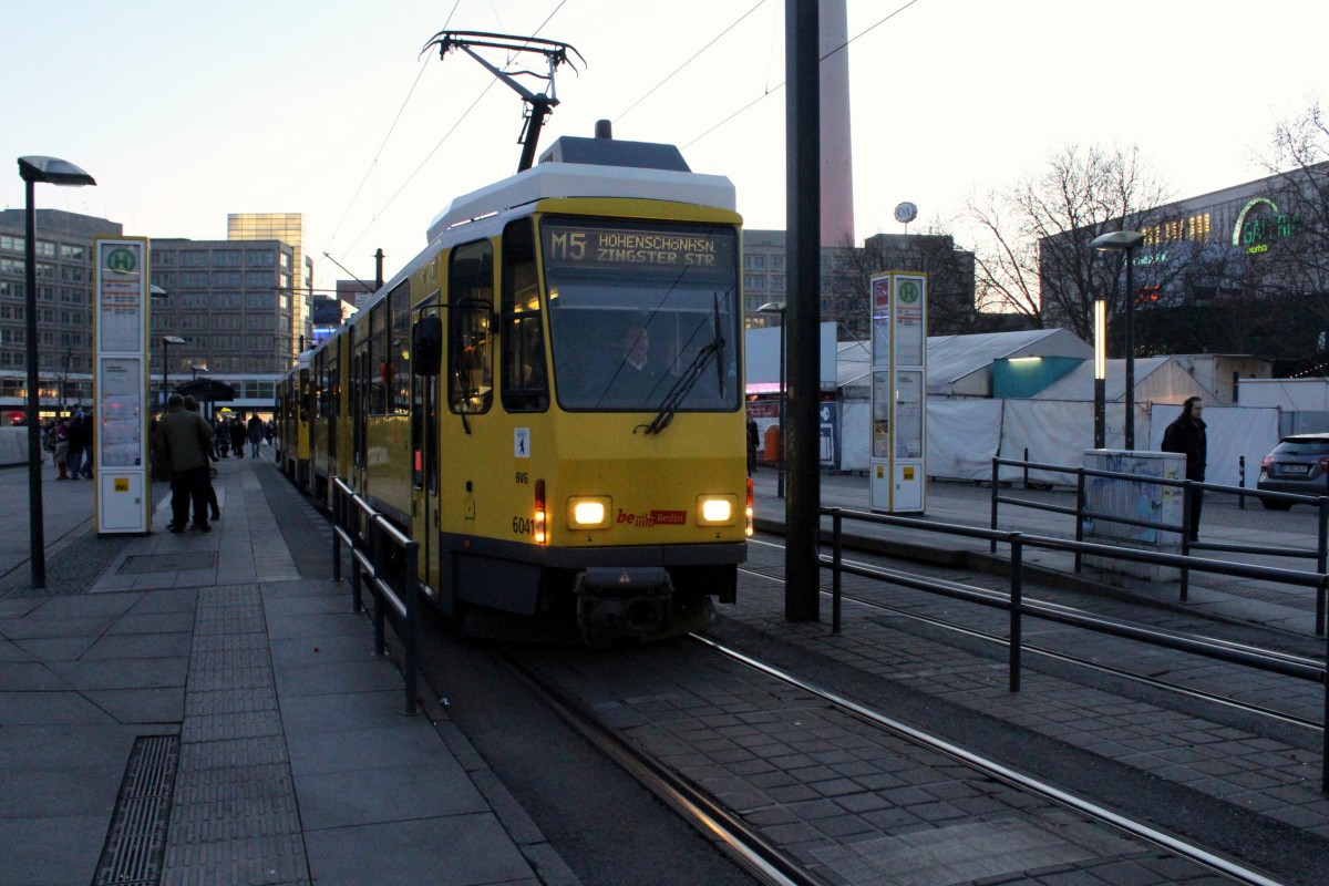 Berlin BVG SL M5 (KT4D 6041) Alexanderplatz am 28. Februar 2015.