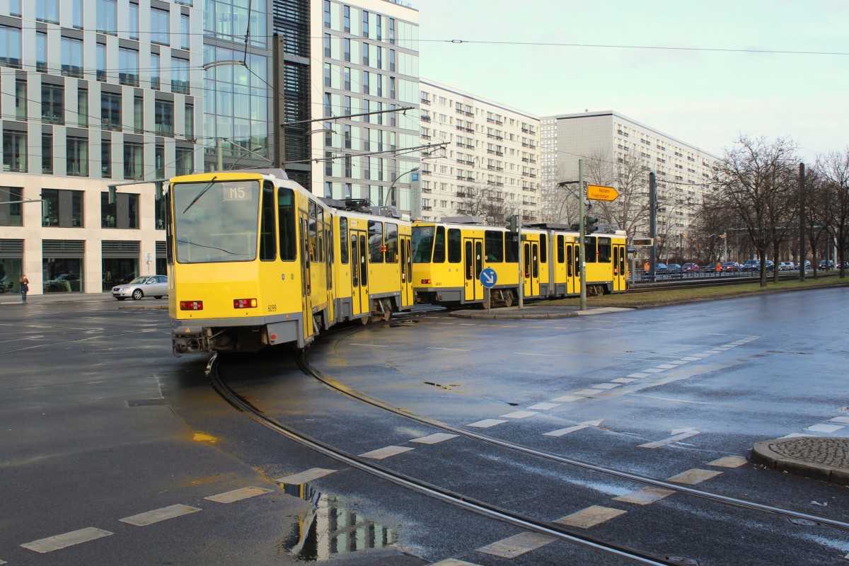Berlin BVG SL M5 (KT4D 6099 + 6041) Mollstrasse / Otto-Braun-Strasse am 1. März 2015.