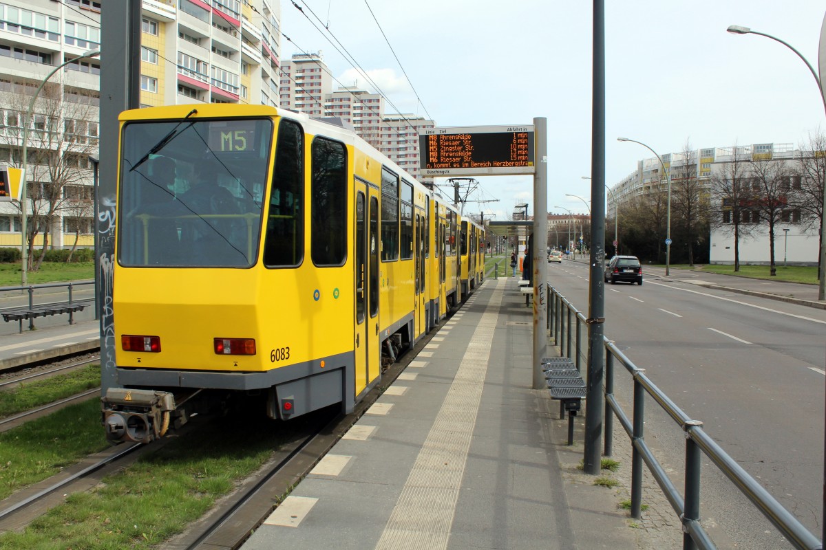 Berlin BVG SL M5 (KT4D 6083) Friedrichshain, Mollstrasse (Hst. Büschingstrasse) am 12. April 2015.