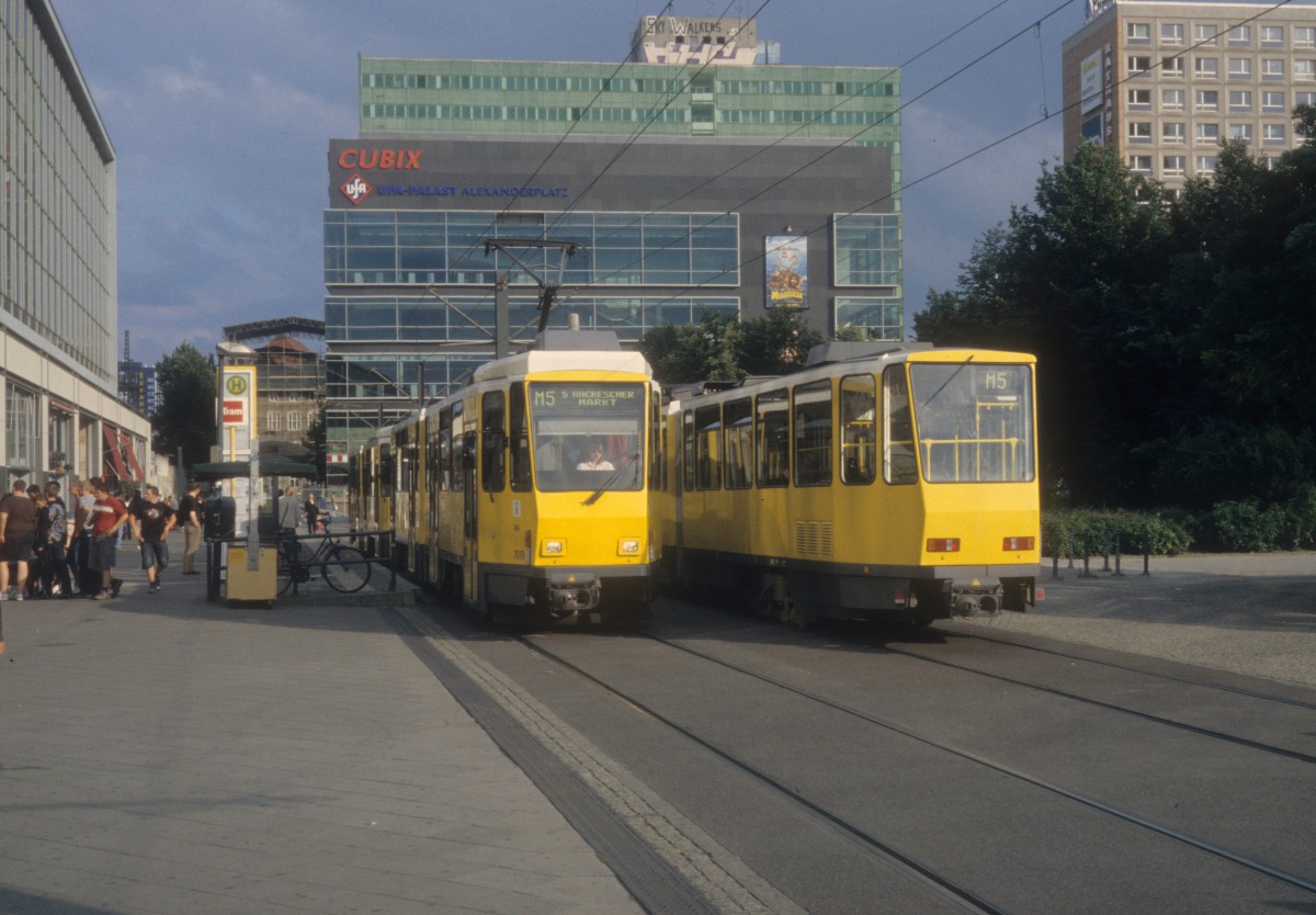 Berlin BVG SL M5 (KT4Dt 7079 / KT4D(t)) Gontardstrasse / Bf Bln-Alexanderplatz / Fernsehturm am 16. Juli 2005.