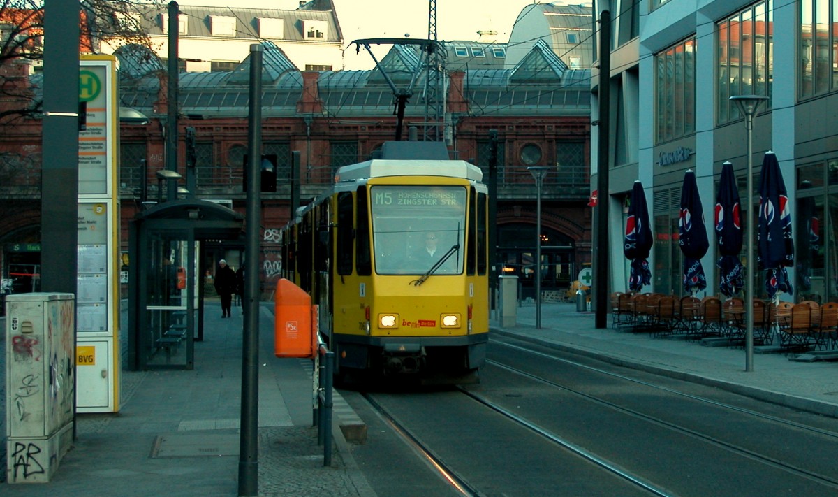Berlin BVG SL M5 (KT4Dt 706x) S-Bf Hackescher Markt / Garnisonkirchplatz am 27. Februar 2012.