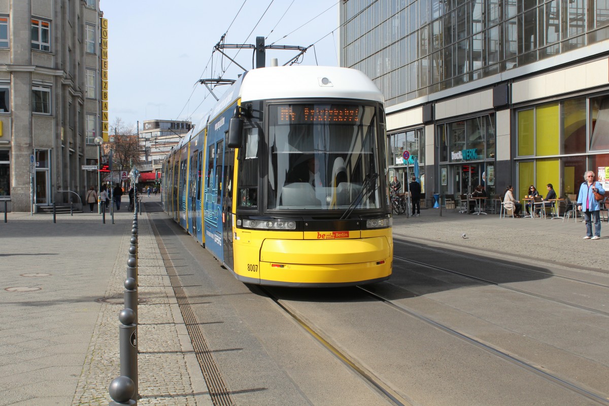 Berlin BVG SL M6 (Bombardier GT8-11ERL 8007) Mitte, Gontardstrasse am 12. April 2015.