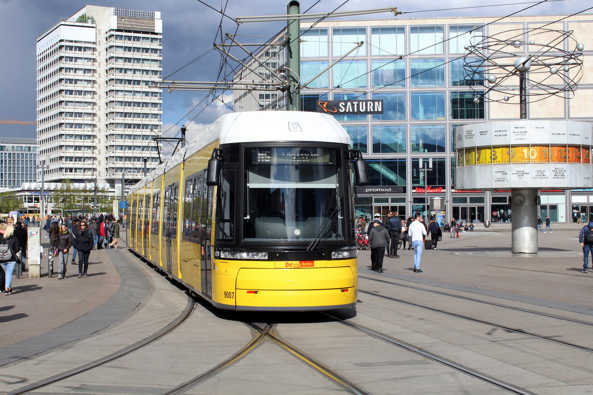 Berlin BVG SL M6 (GT8-11ZRL 9007 (Bombardier 2014)) Mitte, Alexanderplatz am 24. April 2016. 