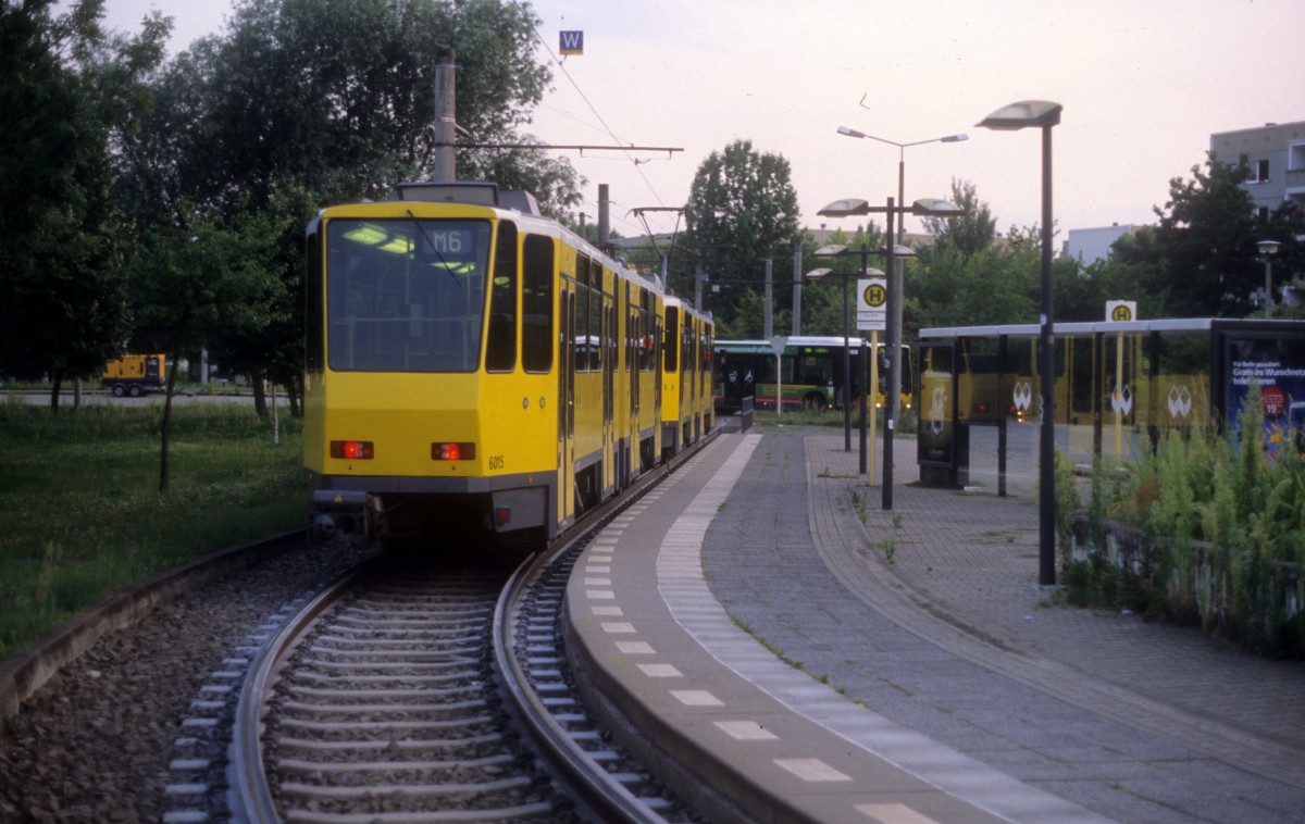 Berlin BVG SL M6 (KT4D 6015) Hellersdorf, Risaer Strasse am 25. Juli 2012.
