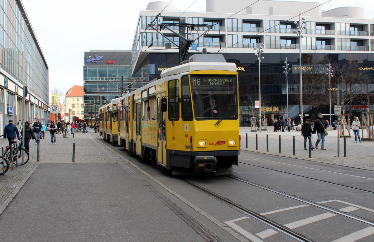 Berlin BVG SL M6 (KT4D 6081) Mitte, Gontardstrasse am 1. April 2015.