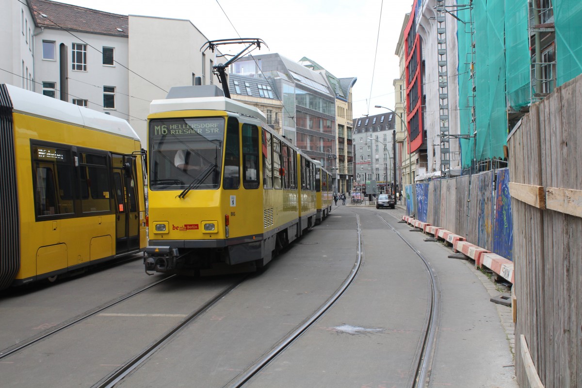 Berlin BVG SL M6 (KT4D 6105 + 6117) Mitte, Grosse Präsidentenstrasse am 19. April 2015.