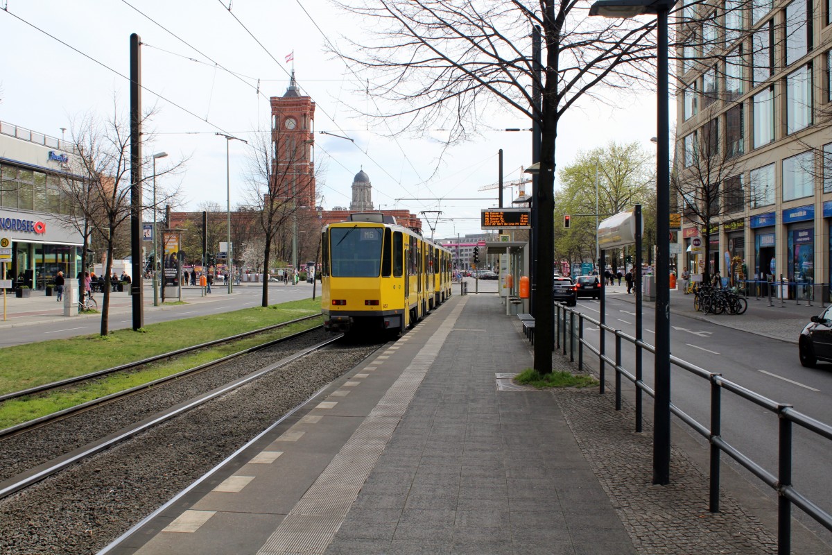 Berlin BVG SL M6 (KT4D 6051 + 6085) Mitte, Spandauer Strasse (Hst. Spandauer Strasse / Marienkirche) am 12. April 2015.