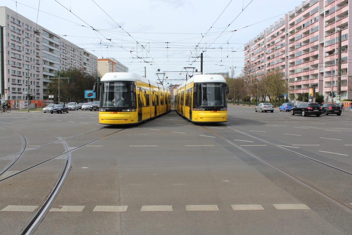 Berlin BVG SL M8 (Bombardier GT8-11ZRL 9018 / 9008) Mitte / Prenzlauer Berg, Mollstrasse / Otto-Braun-Strasse am 12. April 2015.