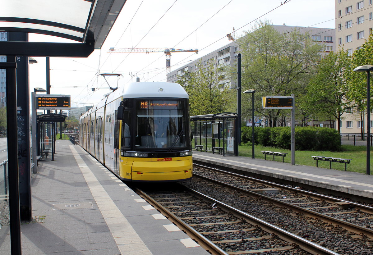 Berlin BVG SL M8 (GT8-11ERL 8017 (Bombardier 2012)) Mollstraße (Hst. Mollstraße / Prenzlauer Allee) am 23. April 2016.