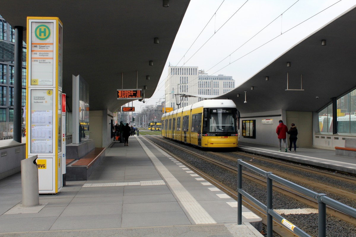 Berlin BVG SL M8 (GT8-11ZRL 9006) Hst. Hauptbahnhof am 5. März 2016.