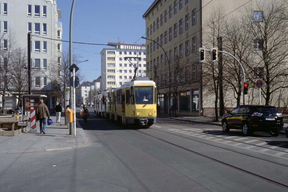 Berlin BVG SL M8 (KT4D 6102) Mitte, Invalidenstraße / Nordbahnhof im März 2005. - Scan eines Diapositivs. Film: Kodak Ektachrome ED 3. Kamera: Leica CL.