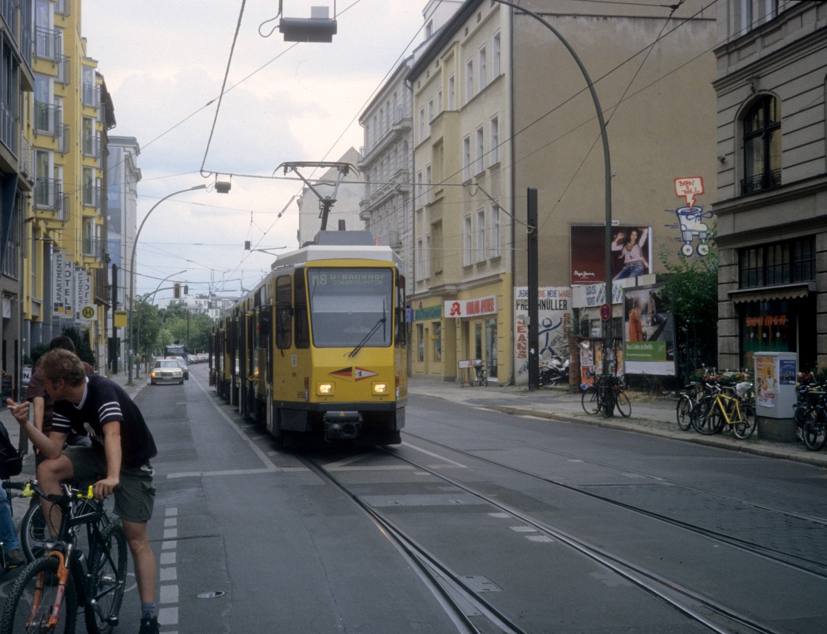 Berlin BVG SL M8 (KT4D 6150) Invalidenstrasse / Chausseestrasse im Juli 2005.