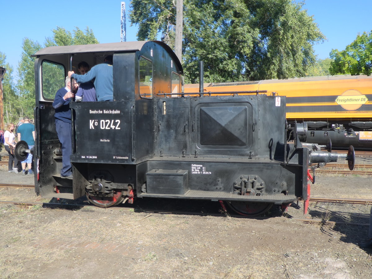 Berlin, Eisenbahnfest im ex Bw Schöneweide, 22.9.2019: Kleinlok Kö 0242 - Leistungsgruppe I bis 40PS-im Einsatz für Führerstandsmitfahrten für große und kleine Eisenbahner.