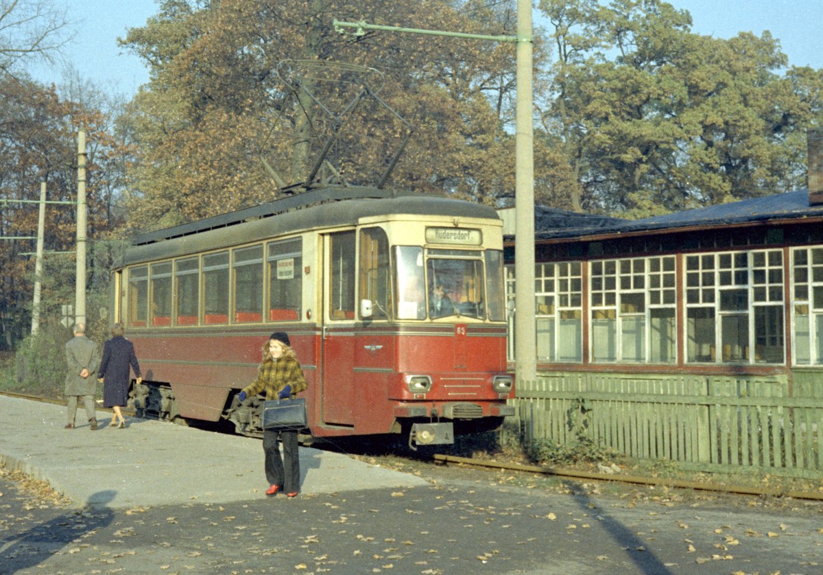 Berlin-Friedrichshagen: Elektrische Straßenbahn Schöneiche Tw 65 (Eigenbau/LEW) S-Bf Friedrichshagen im November 1973. - Scan von einem Farbnegativ. Film: Kodacolor X. Kamera: Kodak Retina Automatic II.