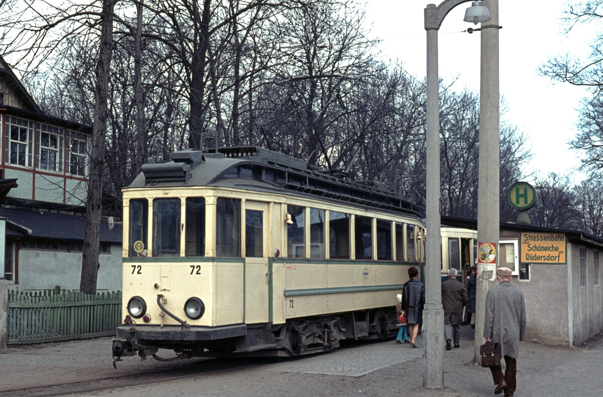 Berlin-Friedrichshagen: Straßenbahn Friedrichshagen - Schöneiche - Rüdersdorf Tw 72 (Gottfried Lindner Waggonbau AG, Ammendorf / AEG, Bj 1928) Endhaltestelle am S-Bf Friedrichshagen. Aufnahmedatum: 27. März 1972.