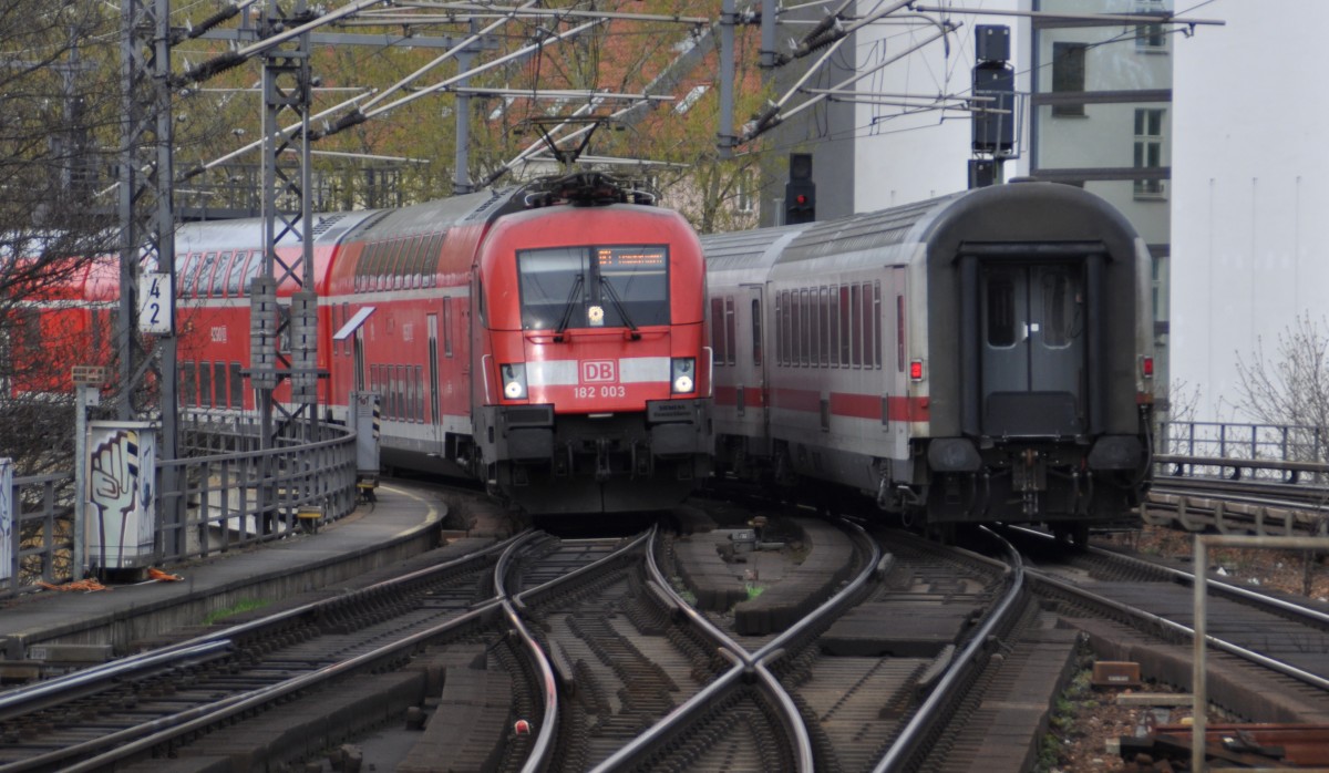 Berlin Friedrichstrasse am 21.03.2014 Richtung BLS hat einfahrt die RE 1 nach Frankfurt / Oder. Kreuzung mit IC 146 nach Shipool