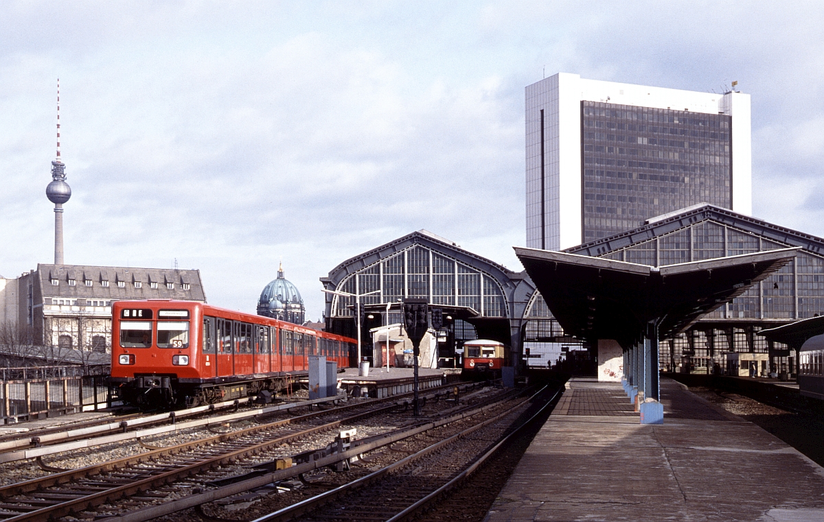 Berlin Friedrichstrasse, März 1991. Die S-Bahn fährt wieder durchgehend, aber sonst hat sich noch nicht viel verändert.