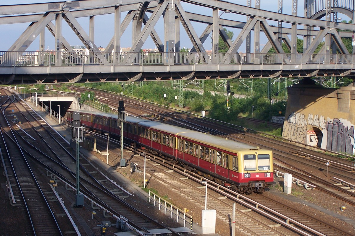 Berlin-Gesundbrunnen 24.7.2015: Die Baureihe 485 kommt wieder auf der Ringbahn zum Einsatz, hier ein Zug aus Richtung Schönhauser Allee, der gerade die Fernbahn-Gleise Richtung Norden unterquert hat. Im Hintergrund die sogenannte  Millionenbrücke 