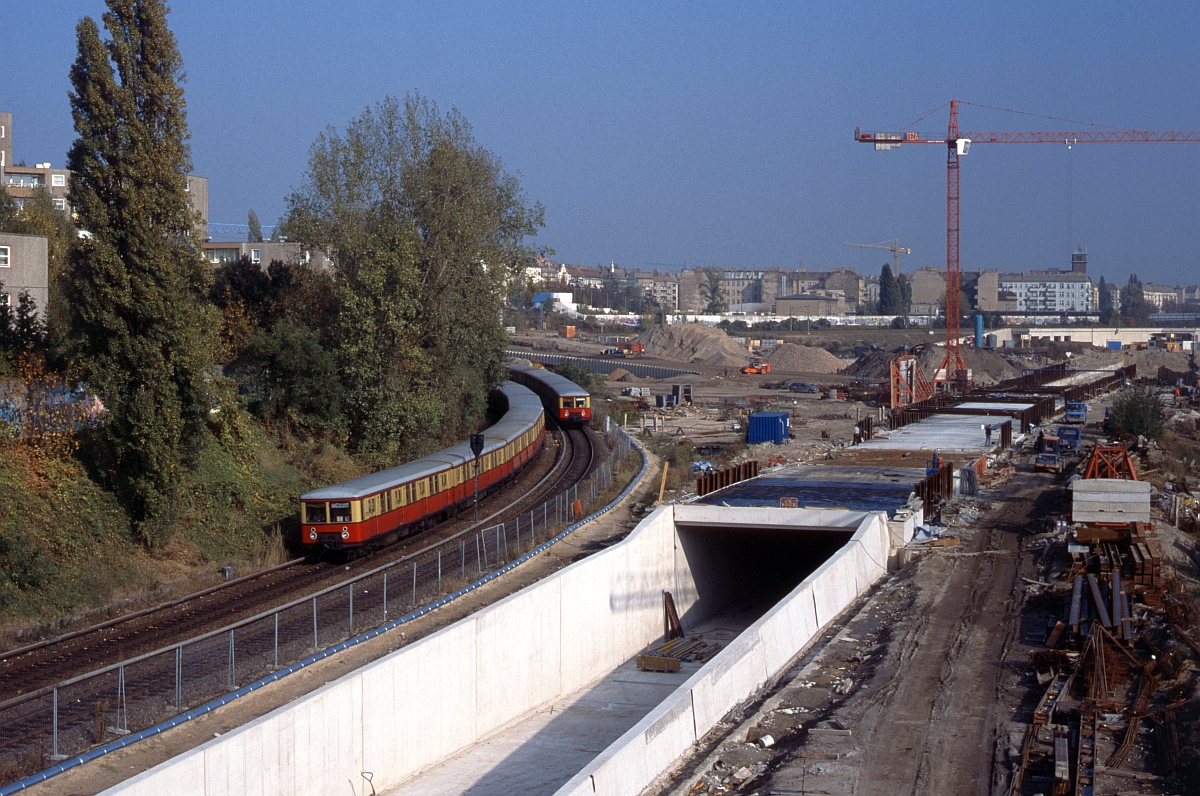 Berlin-Gesundbrunnen - Blick von der Brücke Swinemünder Straße in Richtung Osten (10-1997).