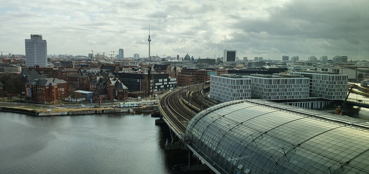 Berlin Hauptbahnhof aus dem 11.Stock der Bügelbauten. Aufgenommen im Februar 2020