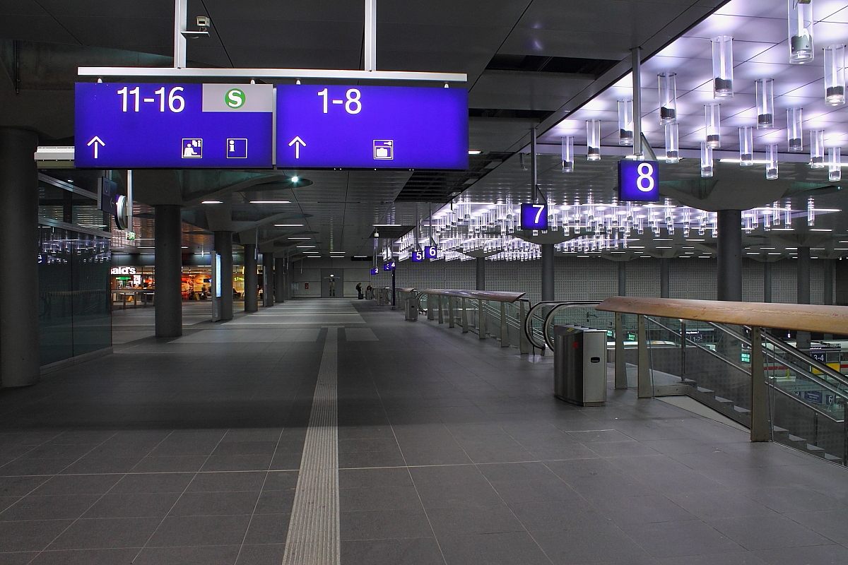 Berlin Hauptbahnhof einmal aus einer anderen Sicht am 26.10.2016.
Gesehen aus dem U-/Straßenbahnübergang in der Ebene -1.

