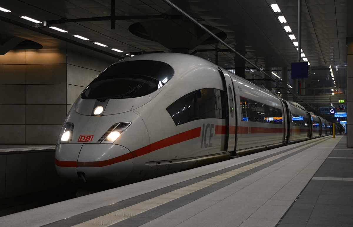 Berlin Hauptbahnhof. ICE 3 (BR 403) als ICE 1046 nach Mönchengladbach wartet auf Abfahrt. Damals waren die ICE 3 Züge selten in Berlin zu sehen. Die Aufnahme stammt vom 3.02.2017.