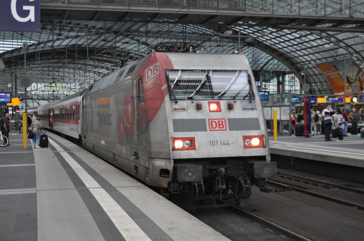 Berlin Hauptbahnhof im Mai 2015
Die Kategorie an die  admins ,ist Falsch, da der Hauptbahnhof oben eine extra Kategorie bildet.