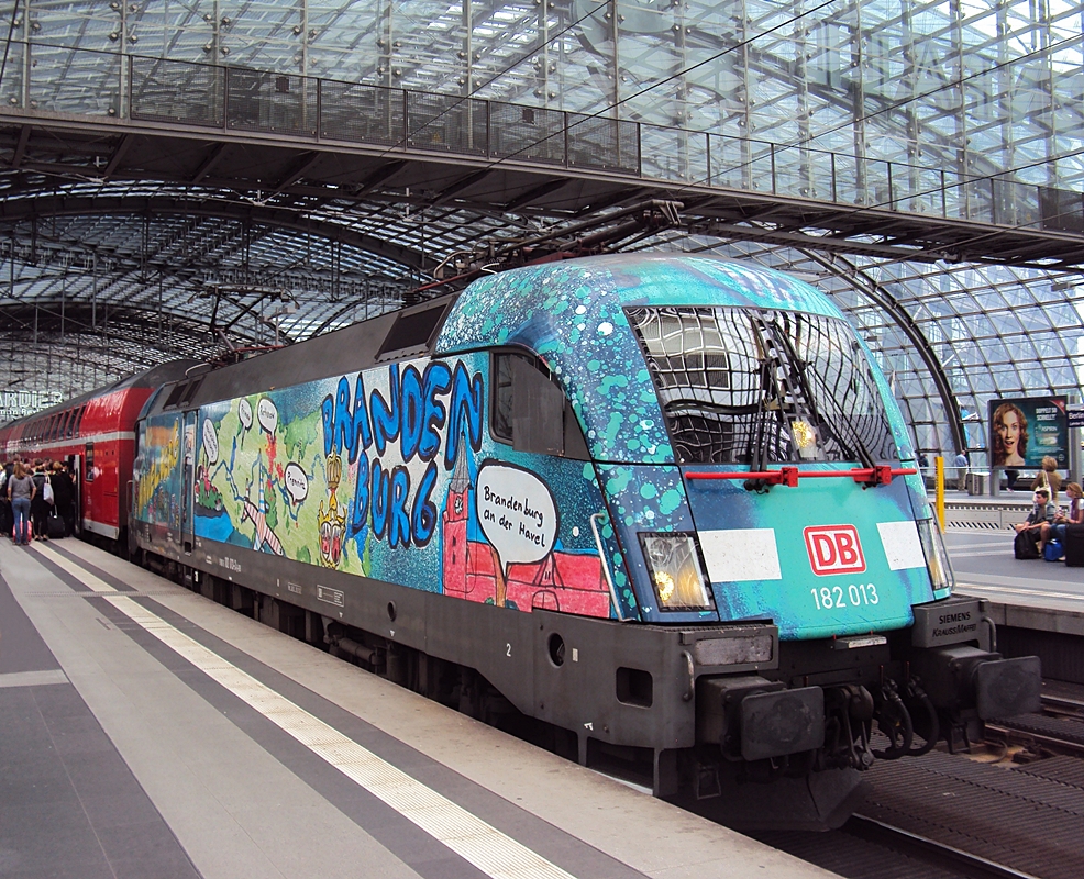 Berlin Hbf. BR 182 013 mit dem RE 1 nach Frankfurt (Oder). Diese Lokomotive hat Werbung vom Land Brandenburg. Die Aufnahme stammt vom 15.08.2014. 