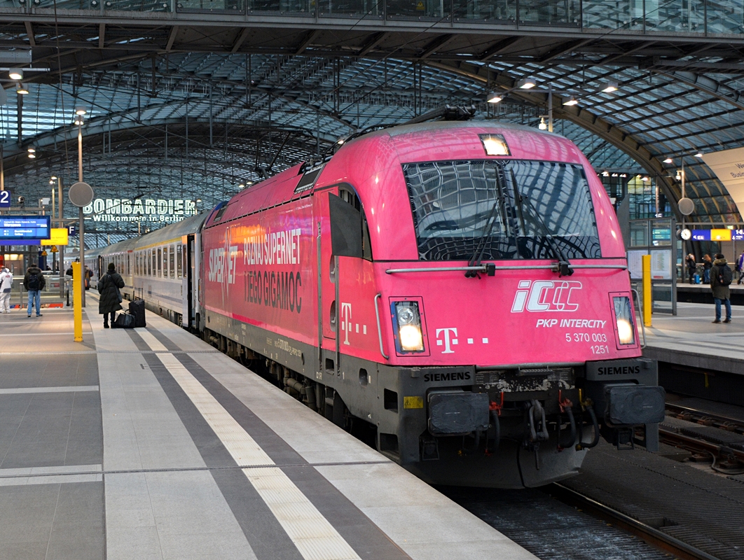 Berlin Hbf. EU44-003 (5 370 003) der PKP InterCity wartet auf Abfahrt mit dem EC 47 nach Warszawa Wschodnia. Die Aufnahme stammt vom 15.02.2018. 