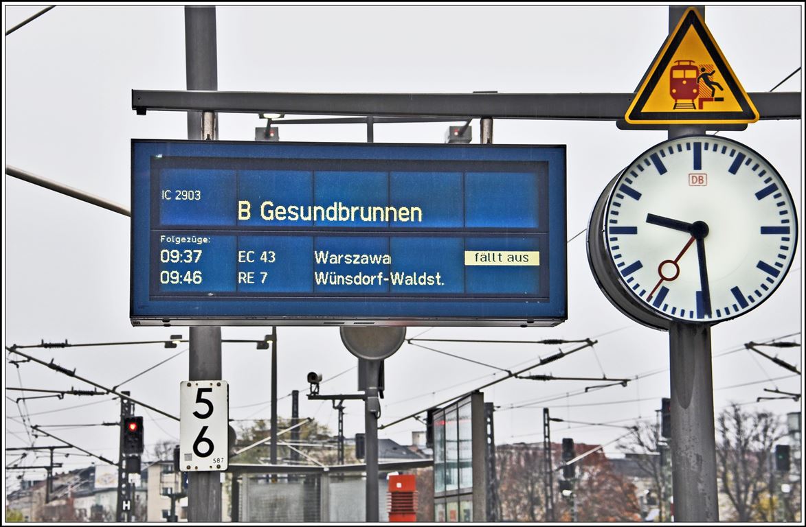 Berlin Hbf Zug EC43 nach Warschau +90 und ein paar Minuten später Ausfall. (17.11.2019)