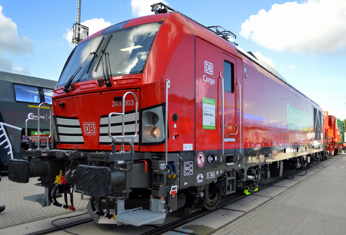 Berlin InnoTrans 2022: Hier wird nun also eine von den aktuell für die DB Cargo gebauten Vectron Dual Mode light (DM light): Zweikraftlokomotive (Dual Mode) für 15 kV Wechselspannung und Dieselmotor mit 750 kW Leistung am Rad, 120 km/h Höchstgeschwindigkeit und einer Radsatzlast von maximal 21 t, sie trägt die Nr.  249 003  [NVR-Nummer: 90 80 2249 003-5 D-SDEHC] präsentiert. DB Cargo plant, die neuen Lokomotiven auch im Rangierdienst als Ersatz für die älteren Diesellokomotiven der Reihe 290 einzusetzen. Dazu wurden die Lokomotiven im Endführerstand mit einem zusätzlichen Seitenfahrschalter und einem Mikrofon statt des gewohnten Seitenfensters versehen. Berlin, 22.09.22