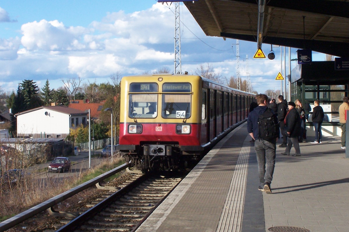 Berlin-Karow, 4.4.2015: Ein Zug der BR 485 als S41 von Bernau nach Treptower Park.
