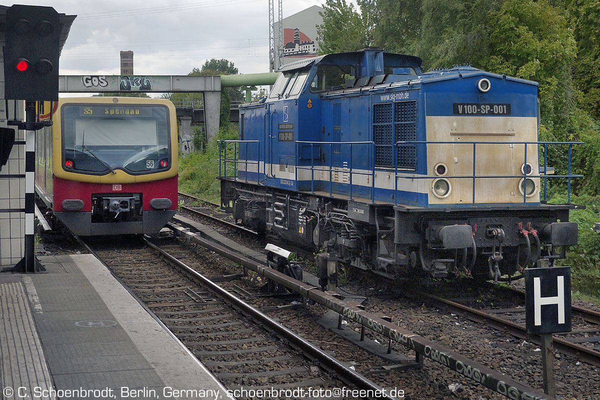 Berlin Lichtenberg, 
S-Bahnhof Nöldnerplatz, 
SGL Spitzke Logistik GmbH Diesellok V 100-SP-001 (98 80 3202 846 2 D-SLG), S-Bahn Berlin BR 481 als  S5
2014,08,27