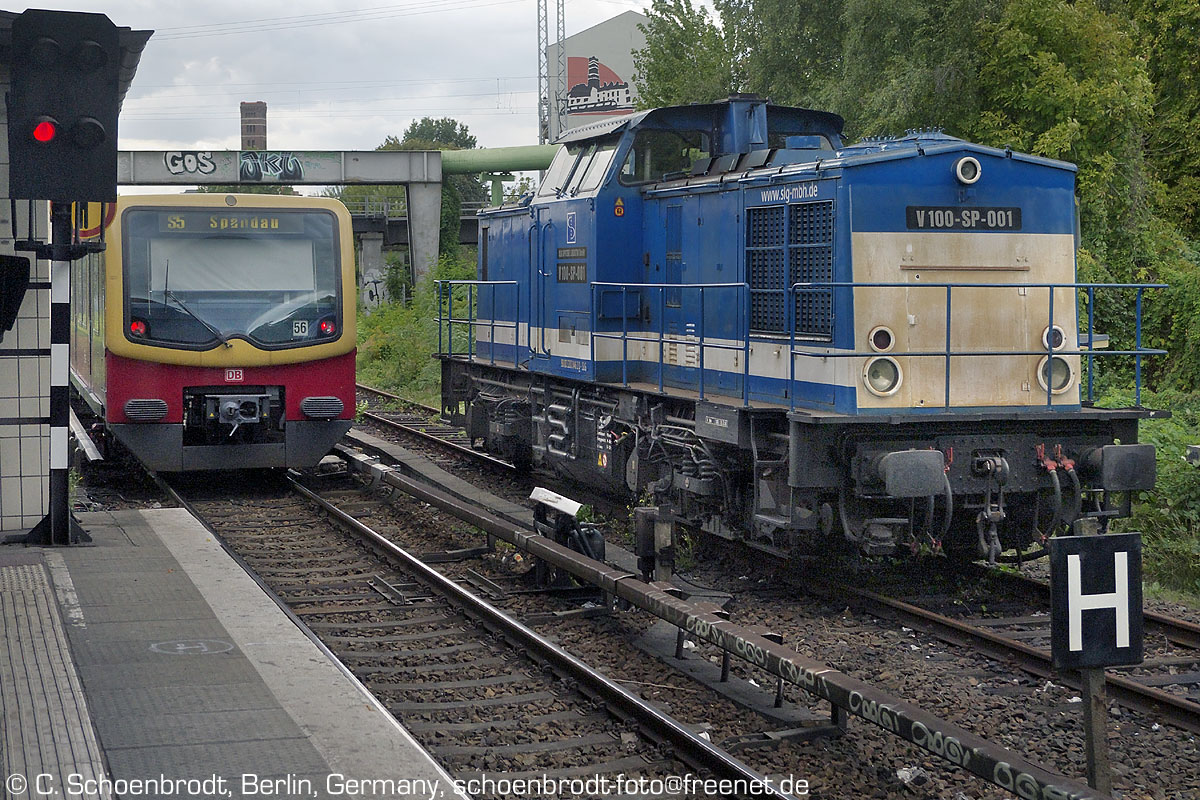 Berlin Lichtenberg, 
S-Bahnhof Nöldnerplatz, 
SGL Spitzke Logistik GmbH Diesellok V 100-SP-001 (98 80 3202 846 2 D-SLG), S-Bahn Berlin BR 481 als  S5
2014,08,27