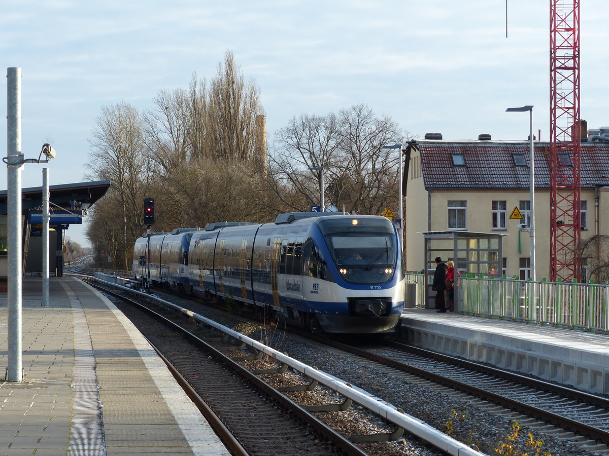 Berlin Mahlsdorf - neuer Regionalzughalt seit dem 10.12.2017. Fotografiert am Eröffnungstag. Fahrzeuge 733 und 735 der Niederbarnimer Eisenbahn.