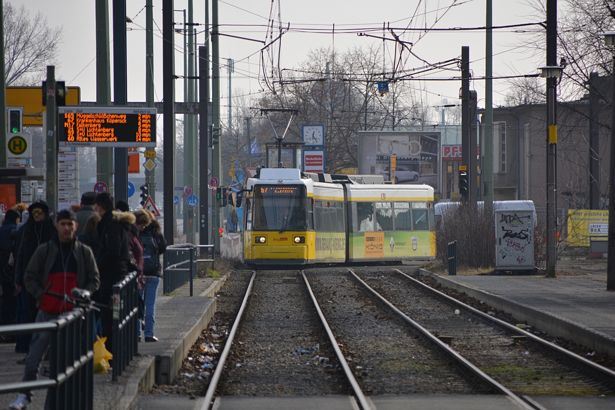 Berlin, Michael-Brückner-Straße. AEG GT6N-U #1517 als Linie 67 nach Krankenhaus Köpenick erreicht die Haltestelle S Schöneweide. Die Aufnahme stammt vom 15.02.2018. 