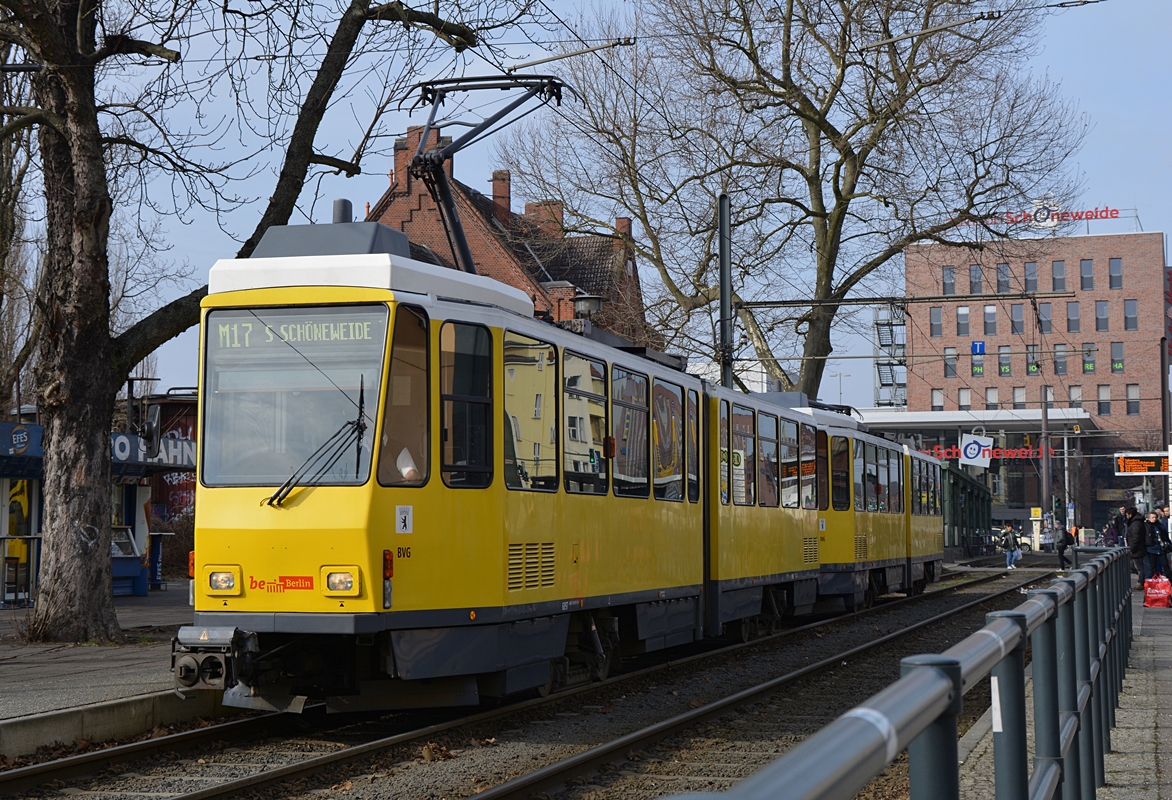 Berlin, Michael-Brückner-Straße. Tatra KT4DM-Traktion (Wagen #6097 + #6133) steht an der Haltestelle S Schöneweide. Die Aufnahme stammt vom 15.02.2018. 