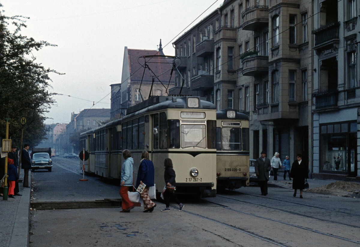 Berlin (Ost) BVB SL 25 (Sw/LEW, Lokomotivbau Elektrotechnische Werke  Hans Beimler , Hennigsdorf, Tw 217 267-2) / SL 83 (Sw Bw 269 020-0) Köpenick, Bahnhofstraße am 3. November 1973. - Scan eines Diapositivs. Film: AGFA CT 18. Kamera: Minolta SRT-101.