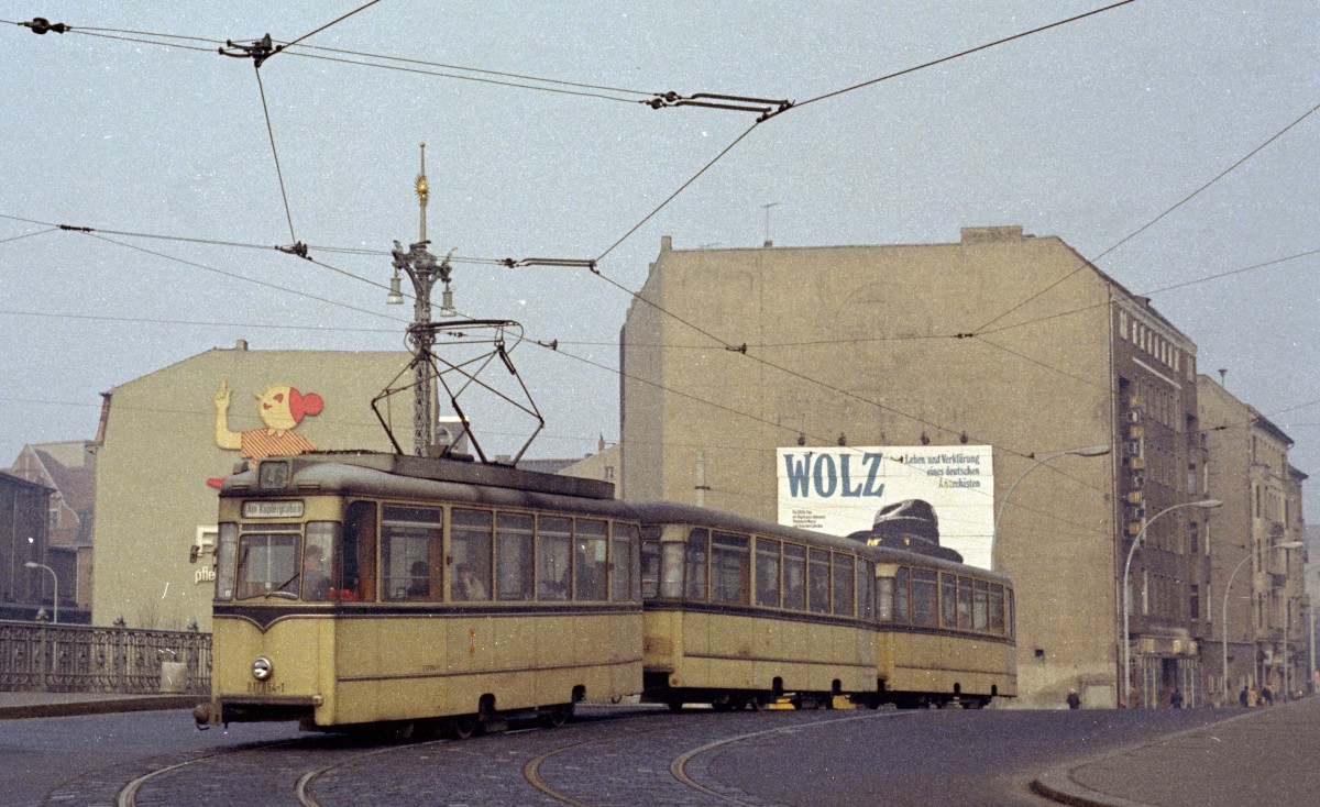 Berlin (Ost) BVB SL 46 (Sw/LEW 217 054-1) Mitte, Weidendammer Brücke / Am Weidendamm am 17. Februar 1974. - Scan von einem Farbnegativ.