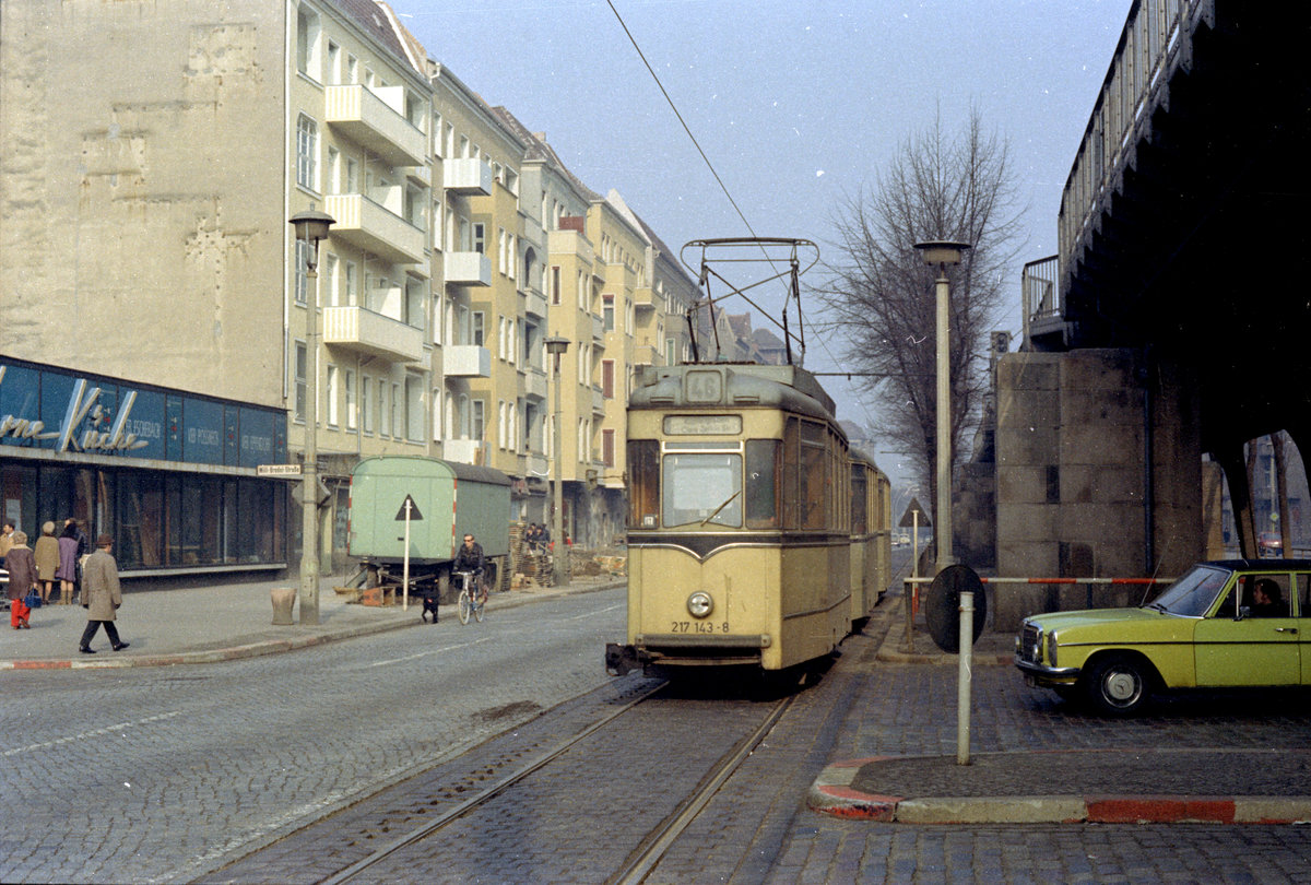 Berlin (Ost) BVB SL 46 (Sw / LEW 217 143-8) Schönhauser Allee / Willi-Bredel-Straße am 17. Februar 1974. - Willi-Bredel-Straße hieß bis 1971 Schivelbeiner Straße. In diesem Jahr wurde die Straße nach dem 1964 verstorbenen Willi Bredel benannt. Willi Bredel, 1901 in Hamburg geboren, war Redakteur kommunistischer Zeitungen und Zeitschriften, Schriftsteller und - in den 30er und 40er Jahren - Widerstandskämpfer gegen den NS-Staat gewesen. - Seit 1993 heißt die Straße wieder Schivelbeiner Straße.