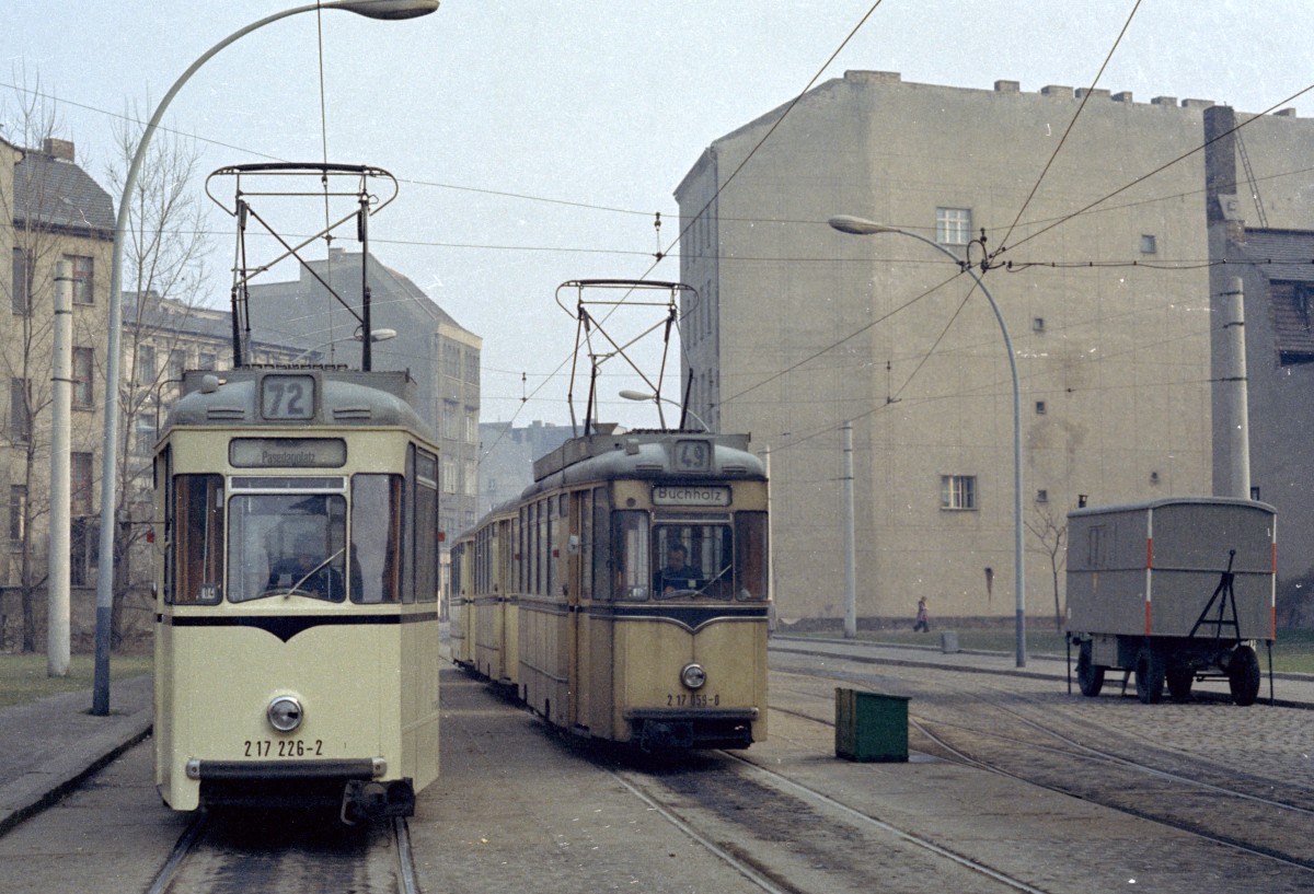 Berlin (Ost) BVB SL 72 (Sw/LEW 217 226) / SL 49 (Sw/LEW 217 059) Mitte, Grosse Präsidentenstrasse am 17. Februar 1974.