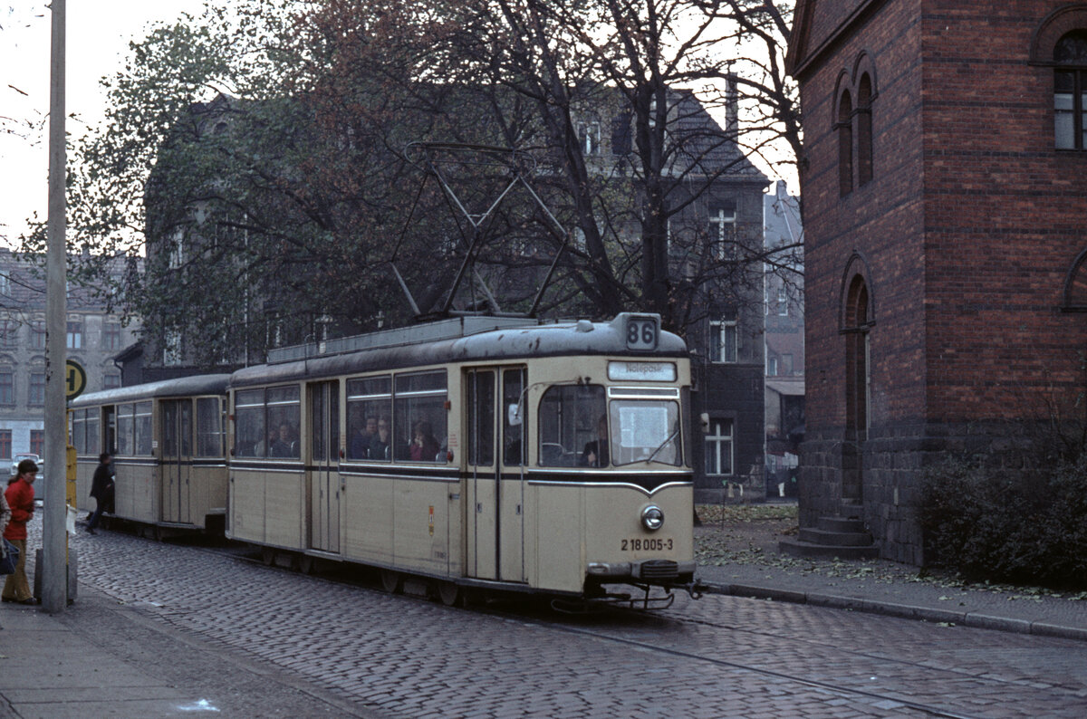 Berlin (Ost) BVB SL 86 (Gotha/LEW-Großraumtriebwagen 218 005-3) Alt-Köpenick, Kirchstraße am 3. November 1973. - Scan eines Diapositivs. Film: AGFA CT 18. Kamera: Minolta SRT-101.