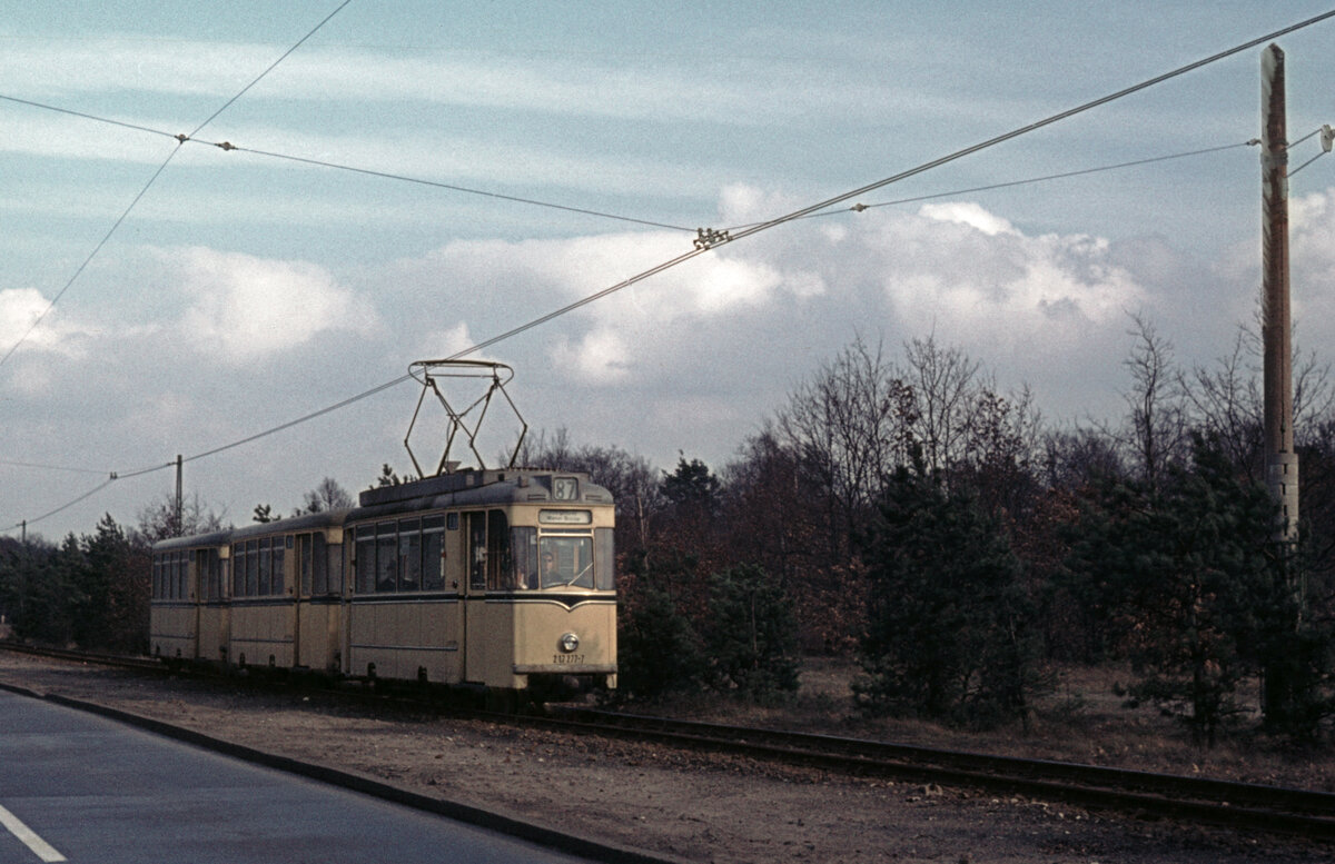 Berlin (Ost) BVB SL 87 (Sw/LEW Tw 217 277-7) Friedrichshagen, Fürstenwalder Damm am 27. März 1972. - Scan eines Diapositivs. Kamera: Minolta SRT-101.