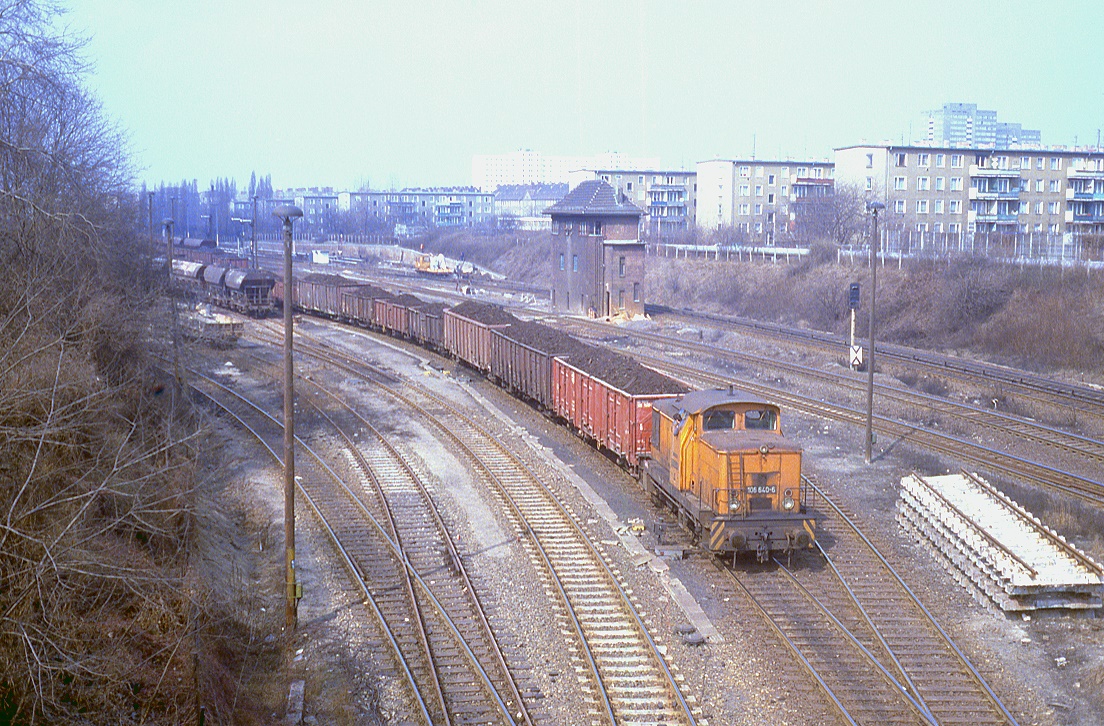 Berlin Prenzlauer Berg: 106 640 unterquert die Brcke im Zuge der Kniprodestrae (damals Artur Becker Strae), 25.03.1985.