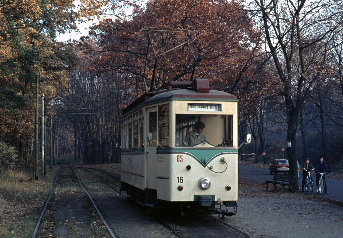 Berlin-Rahnsdorf Woltersdorf Straßenbahn (Tw 16, Hersteller: O&K / AEG. Bj: 1913) S-Bf Rahnsdorf am 3. November 1973. - Scan eines Diapositivs. Film: AGFA CT 18. Kamera: Minolta SRT-101.